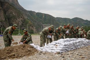 穆雷去年季后赛打湖人场均32.5分6.3板5.3助 投篮命中率52.7%